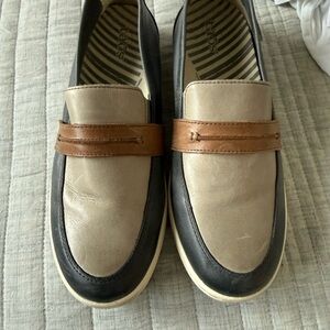 Taos Footwear Two-Tone Leather Loafers